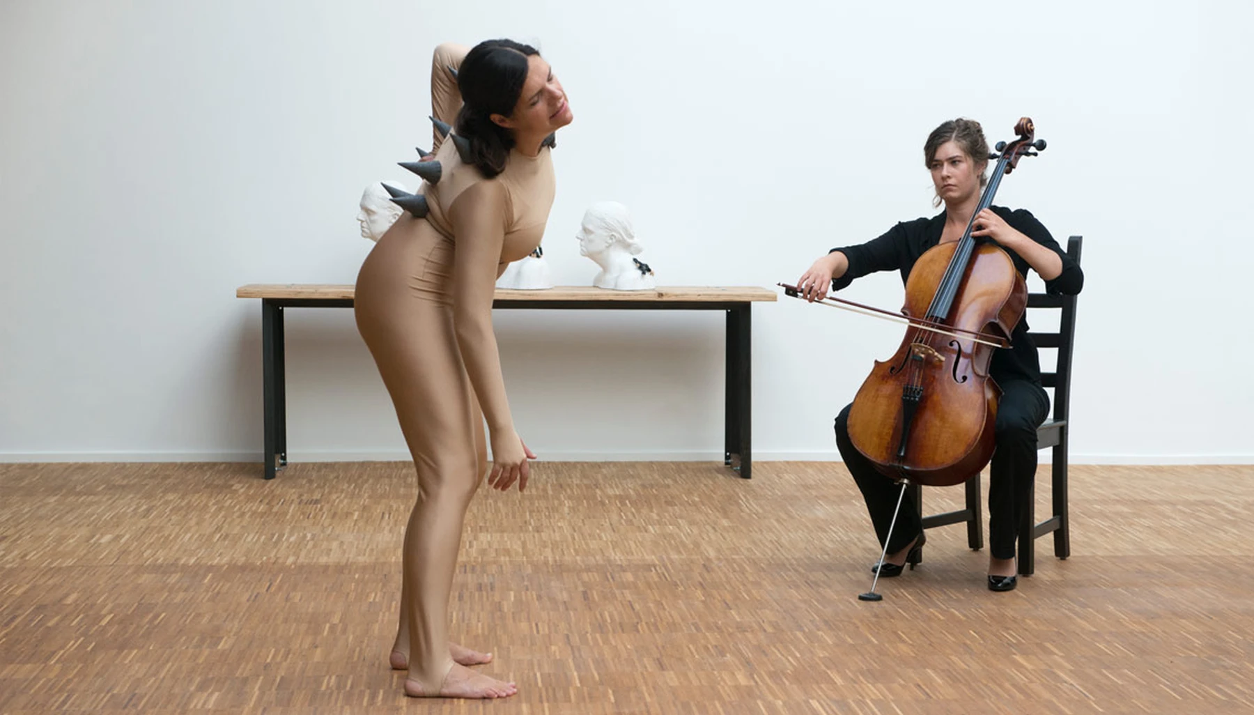 Es sitzt mir was im Nacken – Performance mit Celloimprovisation